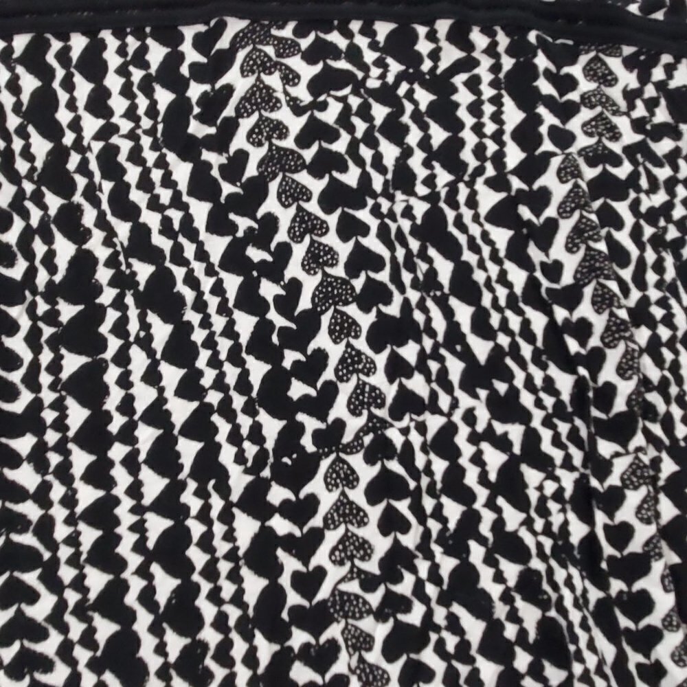 🖤 H&M Black White Heart Short Sleeve Shirt 🖤 - Picture 2 of 5